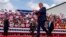 Kandida prezidansyel Repibliken ex-Prezidan Donald Trump rive sou sen nan pou yon miting politik an plen er nan Kawolin di No, 21 Out, 2024. 