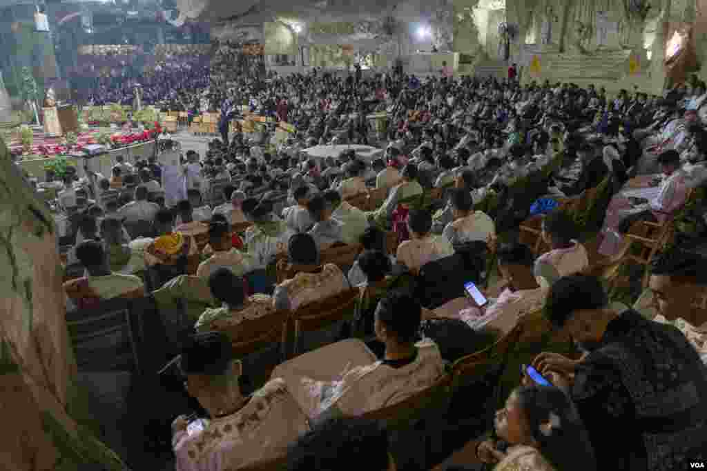 On Christmas Eve according to the Julian calendar, hundreds of Coptic Christians attend a Mass with a sermon that calls on worshippers to find peace in poverty. Cairo, Egypt, Jan. 6, 2024. (Hamada Elrasam/VOA)