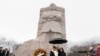 Martin Luther King III (tengah), ditemani putrinya Yolanda Reneee King (kiri), dan istrinya Andrea Waters King, berpose di Martin Luther King Jr. Memorial. Washington, D.C., Senin, 15 Januari 2024. (AP/Jose Luis Magana)