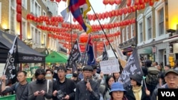 数以百计的示威者在香港2019年反送中抗议期间发生的“831港铁太子站事件”五周年纪念日从伦敦特拉法加广场出发，途经伦敦华埠游行至香港驻伦敦经贸办外抗议。 （美国之音/郑乐捷）