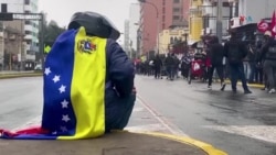 Incertidumbre entre venezolanos frente a la Embajada de Perú por la salida de diplomáticos