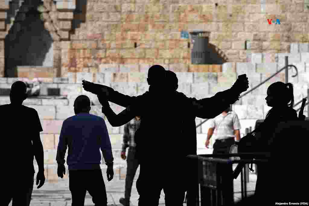 Un miembro de la policía de fronteras de Israel revisa a un palestino en la Puerta de Damasco, principal acceso al barrio árabe de la Ciudad Vieja de Jerusalén.