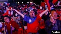 Pendukung Partai Kuomintang (KMT) pada hari pemilihan presiden dan parlemen, di New Taipei City, Taiwan, 13 Januari 2024. (Foto: REUTERS/Carlos Garcia Rawlins)