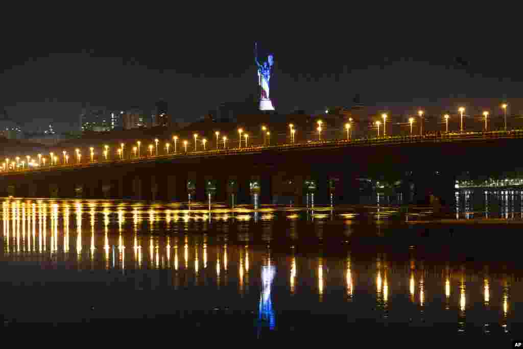 The Ukrainian Motherland monument is illuminated in the colors of an American flag in celebration of the United States&#39; Independence Day in Kyiv, July 4, 2023.