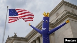 미국 독립기념일 하루 전인 3일 독립선언문이 소장돼 있는 워싱턴 D.C. 시내 국립문서기록관리청 앞에 성조기 무늬 대형 풍선이 세워져 있다. 