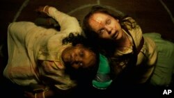 Aktris Lidya Jewett, kiri, dan Olivia O'Neill dalam sebuah adegan di "The Exorcist: Believer." (Universal Pictures/AP)