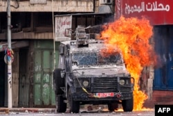 Gari la jeshi la Israeli lilishambuliwa katika mapambano na Wapalestina wakati jeshi la Israeli lilipovamia mji wa zamani wa Nablus katika eneo linalokaliwa kwa mabavu na Israeli huko Ukingo wa Magharibi Julai 7, 2023.Photo by Jaafar ASHTIYEH / AFP)