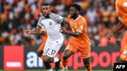 Franck Kessie (à droite) avec Alex Iwobi lors du match de football entre la Côte d'Ivoire et le Nigeria au stade olympique Alassane Ouattara à Ebimpe, Abidjan, le 18 janvier 2024.