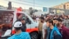 资料照片：2023年11月3日，人们聚集在加沙城希法医院前一辆据称在以色列袭击中受损的救护车周围。（法新社照片）