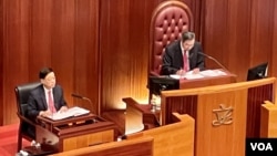 香港特首李家超(左)出席立法会答问会时，未有明确回应《基本法》23条立法的具体时间表，只是表示将会成立”应变反驳队”，应付“敌对力量的抹黑” (美国之音/汤惠芸)