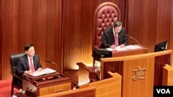 香港特首李家超（左）出席立法會答問會時，未有明確回應《基本法》23條立法的具體時間表，只是表示將會成立”應變反駁隊”，應付”敵對力量的抹黑”。(美國之音/湯惠芸)