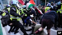 Para demonstran pro-Palestina bentrok dengan polisi di dekat Konsulat Israel selama Konvensi Nasional Demokrat di kota Chicago.