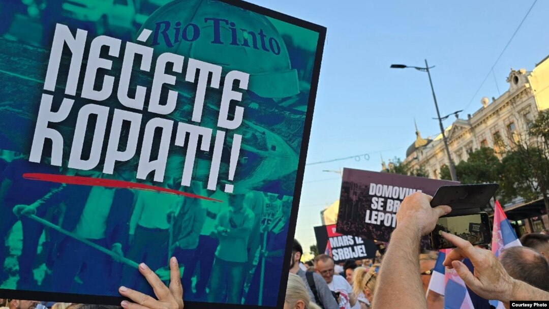 Učesnici protesnog skupa protiv otvaranja rudnika litijuma "Nećeš kopati", u organizaciji Saveza ekoloških organizacija Srbije, drže transparente, na Terazijama, u Beogradu, 10. avgusta 2024. (FoNet)
