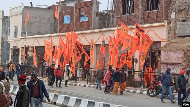 Ahead of the inauguration of the Ram Temple in Ayodhya, the town has been flooded with Hindu saffron flags, as seen in this Jan. 20, 2024, photo. (Mohammad Arfan/VOA)