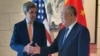 El enviado presidencial especial de EEUU para el clima, John Kerry, saluda a su homólogo chino, Xie Zhenhua, antes de una reunión en Beijing, China, el 17 de julio de 2023. REUTERS/Valerie Volcovici