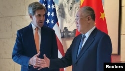 El enviado presidencial especial de EEUU para el clima, John Kerry, saluda a su homólogo chino, Xie Zhenhua, antes de una reunión en Beijing, China, el 17 de julio de 2023. REUTERS/Valerie Volcovici