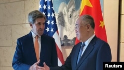 အမေရိကန်အထူးကိုယ်စားလှယ် John Kerry(ဝဲ) နဲ့ တရုတ်အထူးကိုယ်စားလှယ် Xie Zhenhua (ယာ)၊ ဂျူလိုင် ၁၇၊ ၂၀၂၃