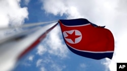 Bendera Korea Utara berkibar di antara bendera banyak negara peserta Olimpiade Musim Dingin 2018 di Pyeongchang Olympic Village di Pyeongchang, Korea Selatan, pada 2 Februari 2018. (Foto: AP)