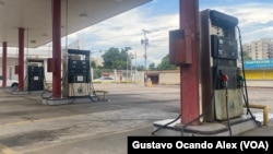 Una estación de servicio del norte de Maracaibo, Venezuela, permanece cerrada la tarde del jueves 1 de junio de 2023 por falta de gasolina.