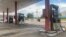 Una estación de servicio del norte de Maracaibo, Venezuela, permanece cerrada la tarde del jueves 1 de junio de 2023 por falta de gasolina.