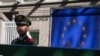 资料照片：2023年10月14日，一名中国武警士兵在北京欧盟驻华代表团大院入口处站岗。（美联社照片）