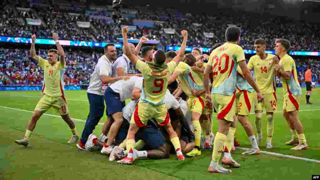 Spain&#39;s players celebrate their 5-3 victory over France in the men&#39;s gold medal soccer match at the Paris 2024 Olympic Games.