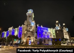 Цьогоріч до Дня незалежності України мерію Мірафлореса, центрального району Ліми, столиці Перу, підсвітили в синьо-жовті кольори