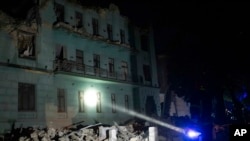 Одесса: сотрудники спасательных служб оценивают ущерб, нанесенный зданию в ходе российского обстрела. Июль 2023 г.