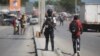 Agentes de la policía nacional patrullan una intersección en Puerto Príncipe, Haití, el sábado 5 de agosto de 2023. La ONU pidió nuevamente el martes el uso de una fuerza multinacional para detener el crimen en el país.