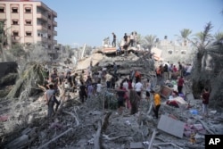 Palestinians search for survivors after the Israeli attack on the Gaza Strip in Deir Al-Balah, Sunday, October 22, 2023. (Photo: AP)
