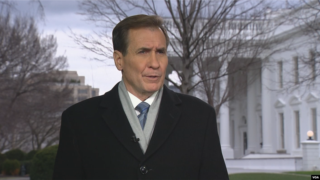 国家安全委员会发言人约翰·科比在白宫接受美国之音采访。(2024年1月4日)