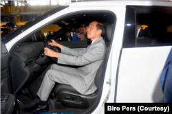 Jokowi meninjau berbagai jenis mobil listrik yang di hasılkan oleh produsen mobil listrik asal Vietnam, VinFast di Pabrik nya di Kota Hai Phong, Vietnam. (Foto: Courtesy/Biro Pers)