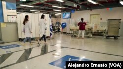 El área de estacionamiento en los sótanos del hospital Sourasky se han convertido en salas de emergencia y atención de pacientes.