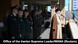 伊朗最高領導人哈梅內伊(Ayatollah Ali Khamenei)在德黑蘭舉行的一個武裝部隊軍官的畢業典禮上發表講話。（2023年10月10日）