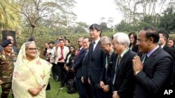 Perdana Menteri Bangladesh Sheikh Hasina (kiri) tiba di lokasi konferensi pers di Dhaka, pada 8 Januari 2024, menyusul kemenangannya dalam pemilu yang digelar sehari sebelumnya. (Foto: Bangladesh Prime Minister's office via AP)