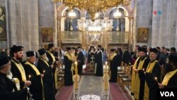 El patriarca ortodoxo de Jerusalén, Teófilo III, oficia una misa el domingo 22 de octubre de 2023 en el Santo Sepulcro de Jerusalén. [Foto: Alejandro Ernesto]