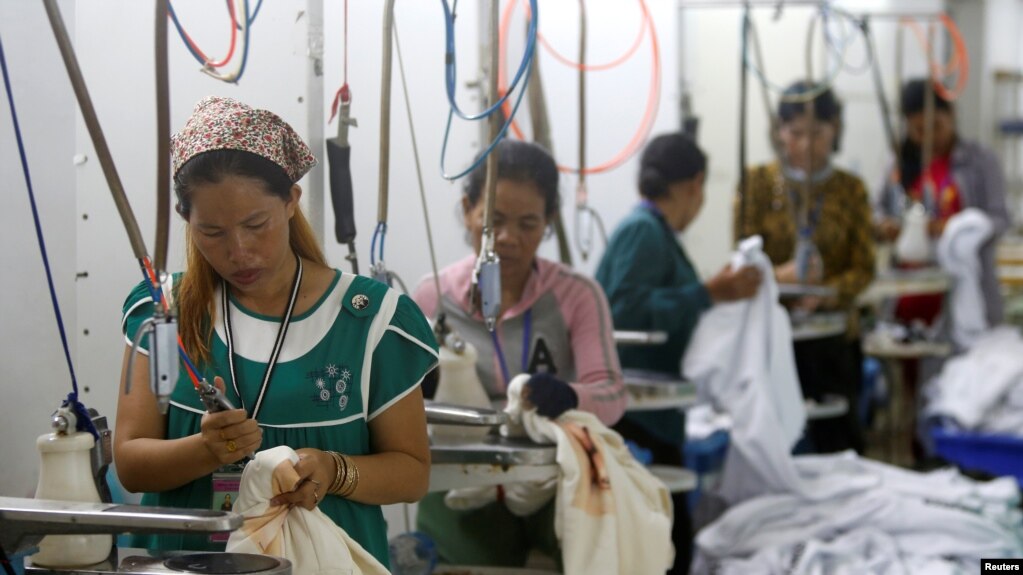 រូបឯកសារ៖ បុគ្គលិក​កំពុង​ធ្វើការ​នៅ​ក្នុង​រោងចក្រ​កាត់ដេរ​ឱ្យ​ក្រុមហ៊ុន H&M នៅខេត្តកណ្តាល ប្រទេសកម្ពុជា កាលពីថ្ងៃទី១២ ខែធ្នូ ឆ្នាំ២០១៨។ 