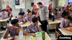 Menko Airlangga dalam penuhi undangan Simulasi Makan Siang di SMPN 2, Curug, Tangerang, 29 Februari 2024. (Sumber: ekon.go.id)