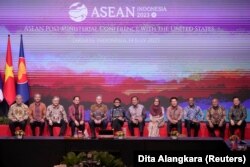 Menteri-menteri luar negeri ASEAN dan juga Menteri Luar Negeri AS Antony Blinken berfoto bersama di Jakarta, 14 Juli 2023. (Foto: Dita Alangkara via REUTERS)