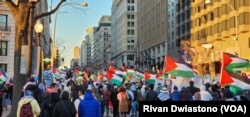 Ribuan orang berduyun-duyun menuju Freedom Plaza di pusat kota Washington, D.C., Sabtu (13/1) siang, untuk menuntut gencatan senjata di Gaza dan penghentian aliran bantuan AS untuk Israel. (Foto: VOA/Rivan Dwiastono)