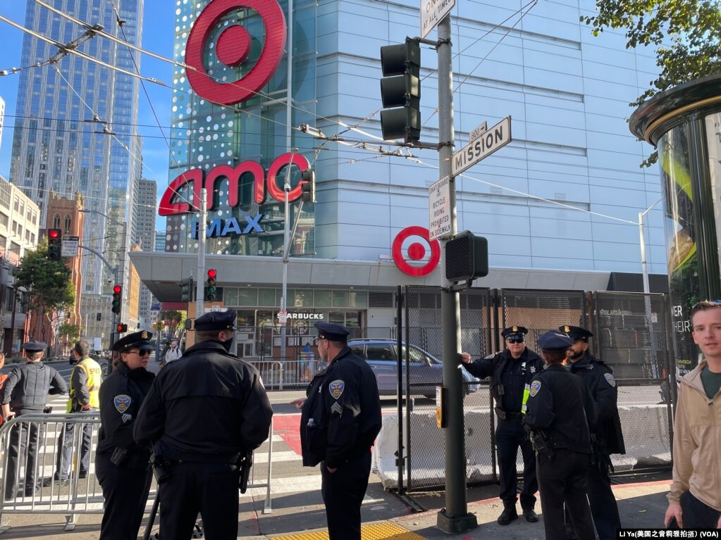 在亚太经合组织会议正式在旧金山召开的第一天，在会场附近维持秩序的警察。(photo:VOA)