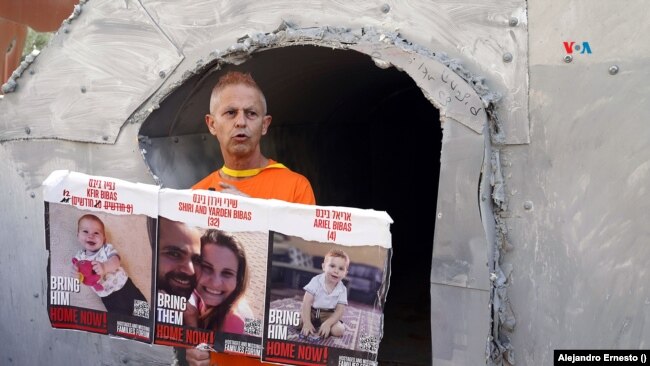 En Fotos: Una réplica del túnel de Hamás busca crear conciencia sobre los rehenes 