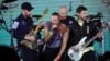 Penyanyi Chris Martin dari band rock Coldplay tampil di Rose Bowl Stadium di Pasadena, California, AS, 30 September 2023. (Foto: REUTERS/Mario Anzuoni)