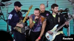 Penyanyi Chris Martin dari band rock Coldplay tampil di Rose Bowl Stadium di Pasadena, California, AS, 30 September 2023. (Foto: REUTERS/Mario Anzuoni)