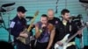 Penyanyi Chris Martin dari band rock Coldplay tampil di Rose Bowl Stadium di Pasadena, California, AS, 30 September 2023. (REUTERS/Mario Anzuoni)