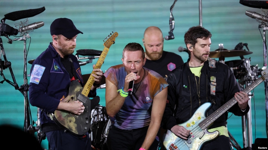 Penampilan Coldplay dinilai diduga mengirimkan pesan LGBT