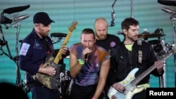 Penyanyi Chris Martin dari band rock Coldplay tampil di Rose Bowl Stadium di Pasadena, California, AS, 30 September 2023. (REUTERS/Mario Anzuoni)