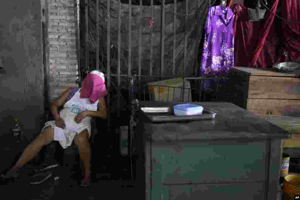  Un trabajador de Market 4 toma una siesta en un caluroso día de verano en Asunción, Paraguay, el 16 de enero de 2024. (Foto AP/Jorge Saenz). &nbsp; 