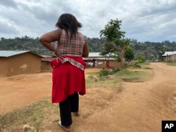 Shekinah berdiri di dekat rumahnya di Beni, Kongo timur. Dokumen internal yang diperoleh AP menunjukkan bahwa WHO $250 kepada setidaknya 104 perempuan di Kongo yang dilecehkan atau dieksploitasi secara seksual oleh petugas tanggap wabah Ebola. (Foto: AP)