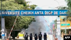 Des policiers bloquent l'entrée de l'université Cheikh Anta Diop, à Dakar, le 1er juin 2023, lors des troubles qui ont suivi la condamnation de l'opposant Ousmane Sonko. (Photo de SEYLLOU / AFP)